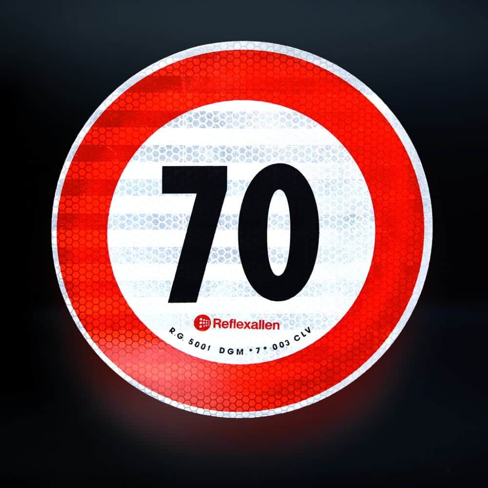 Reflektierendes 70-km/h-Schild bei Dunkelheit fotografiert, gute Sichtbarkeit