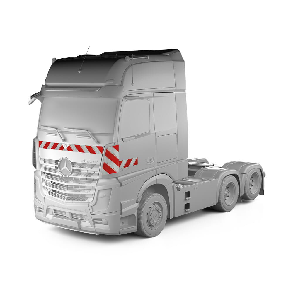 Mercedes Actros 5 in Frontansicht mit Komplettwarnmarkierungssatz, Baujahr 2018