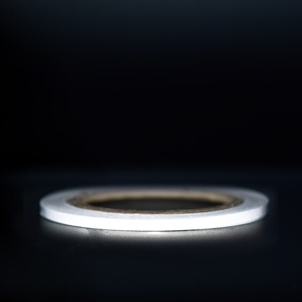 5 mm Rolle Orafol ORALITE Reflexband 5710 weiß, reflektierend vor dunklem Hintergrund