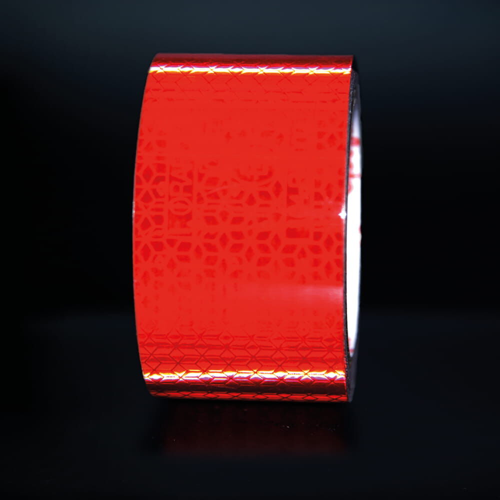 Rote Rolle VC 104+ CG reflektiert vor schwarzem Hintergrund