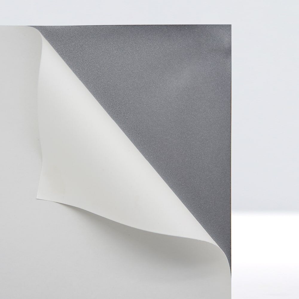 3M Scotchlite 8725, weißes Trägerpapier löst sich vom grauen Reflexfilm