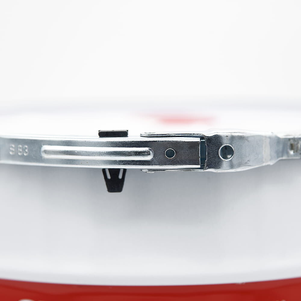 Metallspannring mit Verschluss am Deckel des 20-L-P50-Eimers, Nahaufnahme