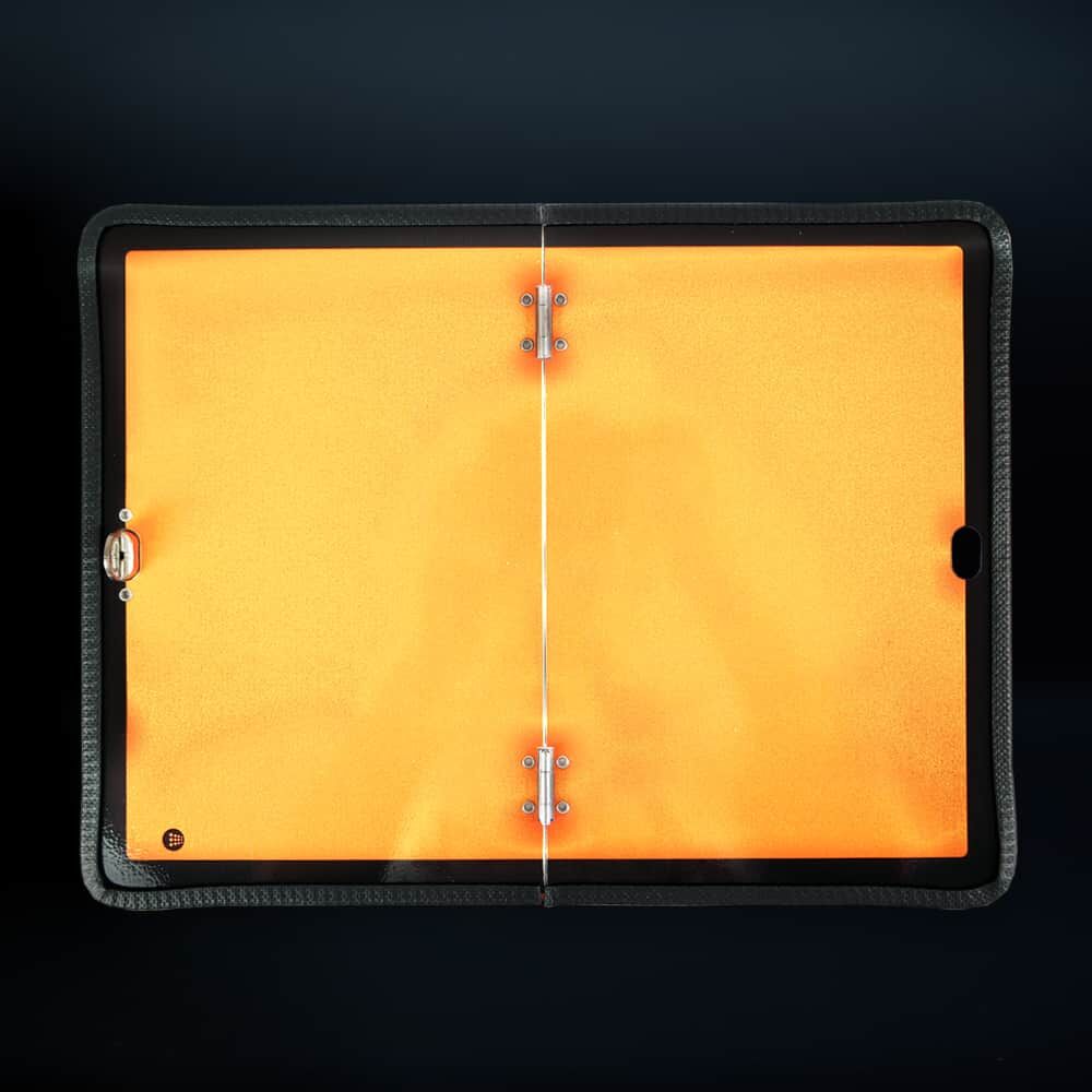Tafel reflektierend im Dunkeln, leuchtend orange vor schwarzem Hintergrund