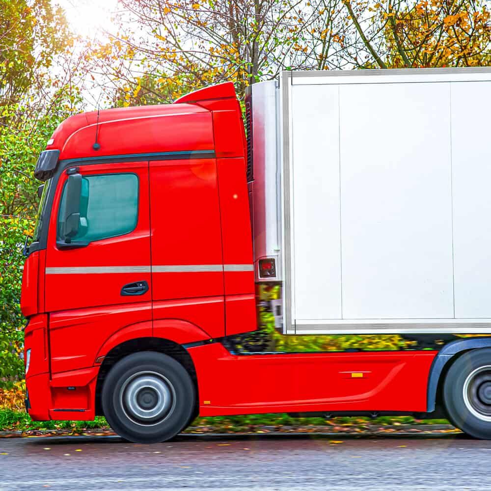 Weiße 3M 983 Konturmarkierung an roter Lkw-Kabine, Seitenansicht