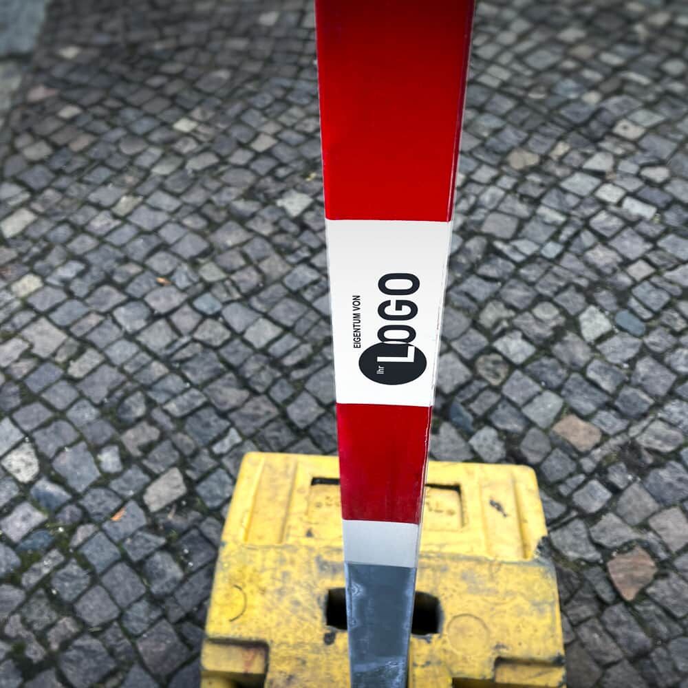 Anwendung: Aufkleber auf Pfosten mit gelber Fußplatte auf Pflaster