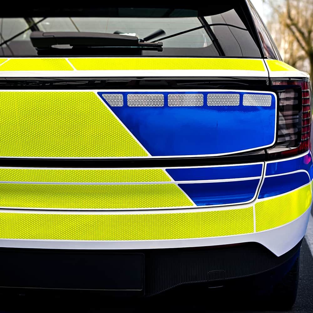 Heckleuchte umgeben von gelben und weißen VC 612 Segmenten auf Polizeifahrzeug