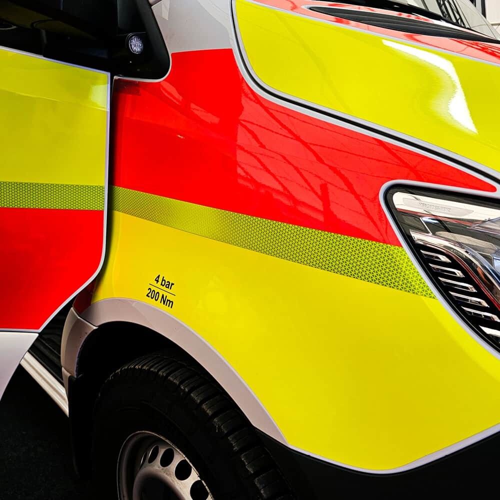Ambulanz­fahrzeug mit horizontalem VC 612 Lime Streifen