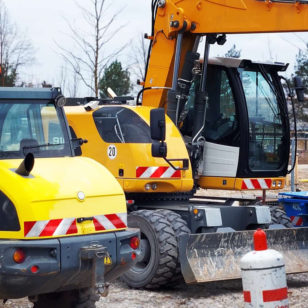 Baumaschinen mit rückseitiger 5921M Warnmarkierung linksweisend