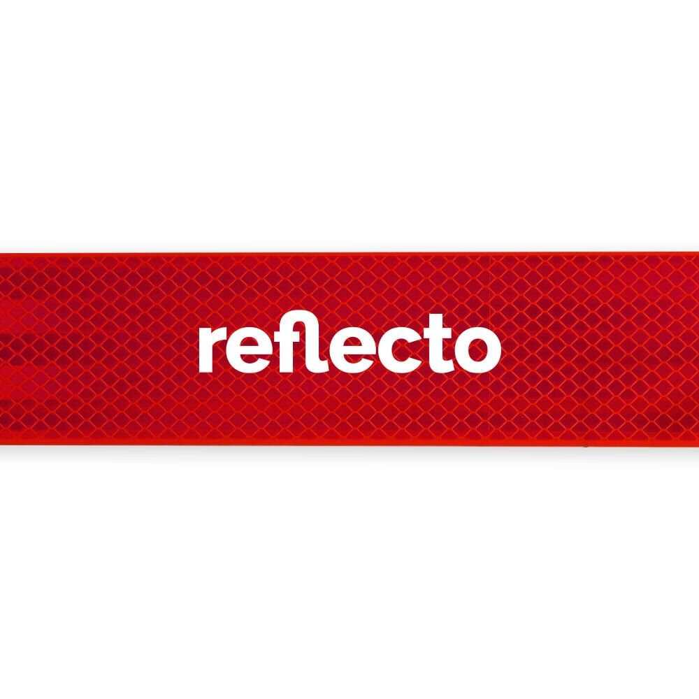 Rotes 3M Konturband mit schwarzem Demo-Schriftzug „reflecto“, Nahaufnahme