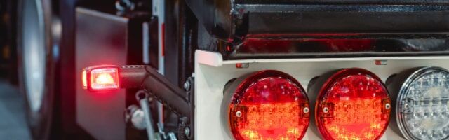Beleuchtung gemäß § 17 StVo Nahaufnahme von rot leuchtenden LED-Rückleuchten und Bremslichtern eines Fahrzeugs