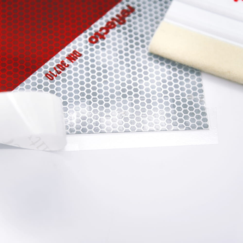 3M-Kantenschutzfolie beim Aufbringen auf reflektierende Konturmarkierung