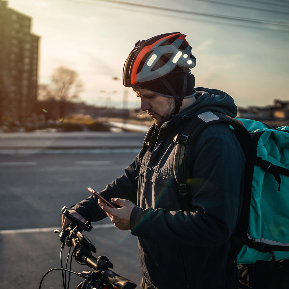 Reflexsticker Kreise und Streifen auf Fahrradhelm für bessere Sichtbarkeit