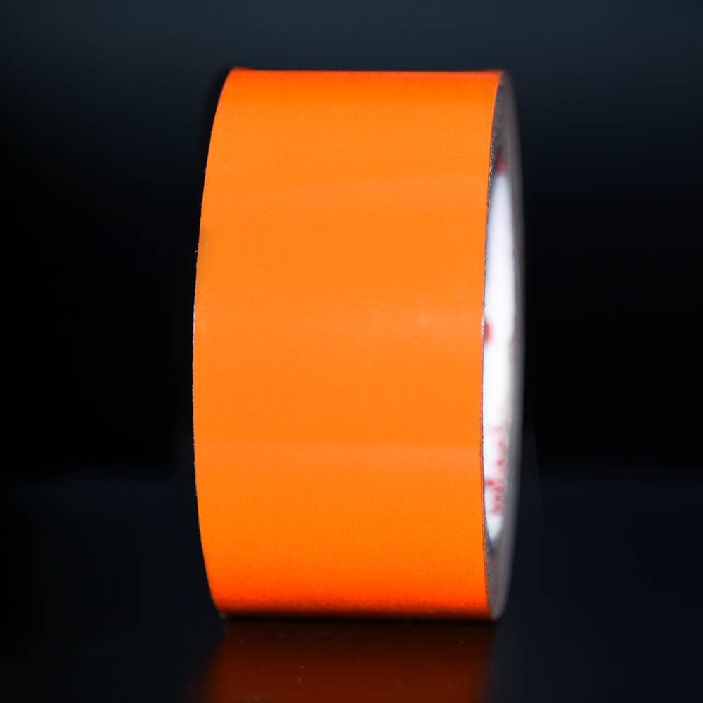 50 mm Rolle Orafol ORALITE Reflexband 5600E orange, reflektierend vor dunklem Hintergrund