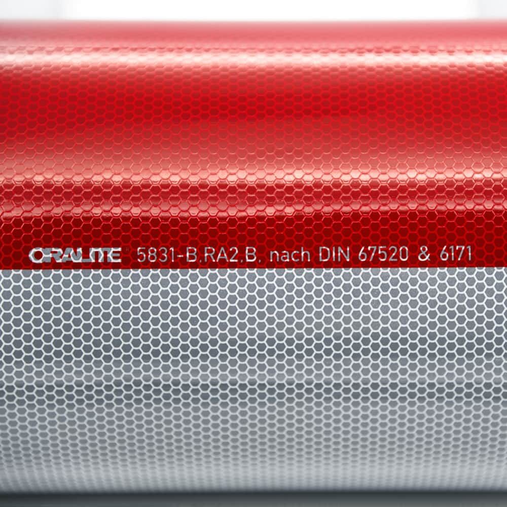 Makro Schriftzug „ORALITE 5831“ und Wabenstruktur der Folie