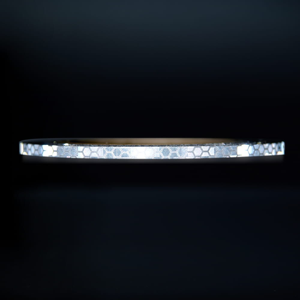 5 mm Rolle Avery Reflexband V-8000 weiß, reflektierend vor dunklem Hintergrund