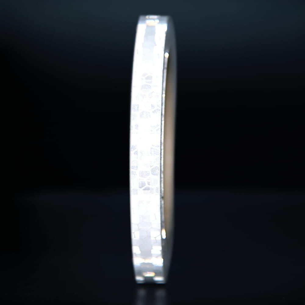 10 mm Rolle Avery Reflexband T-7500B weiß, reflektierend vor dunklem Hintergrund