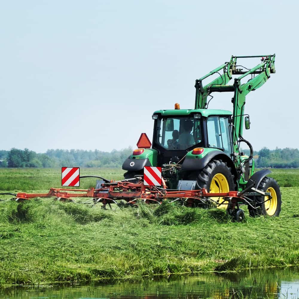 Anwendung: Warntafel Überlänge/Überbreite am Traktor-Anbaugerät auf dem Feld