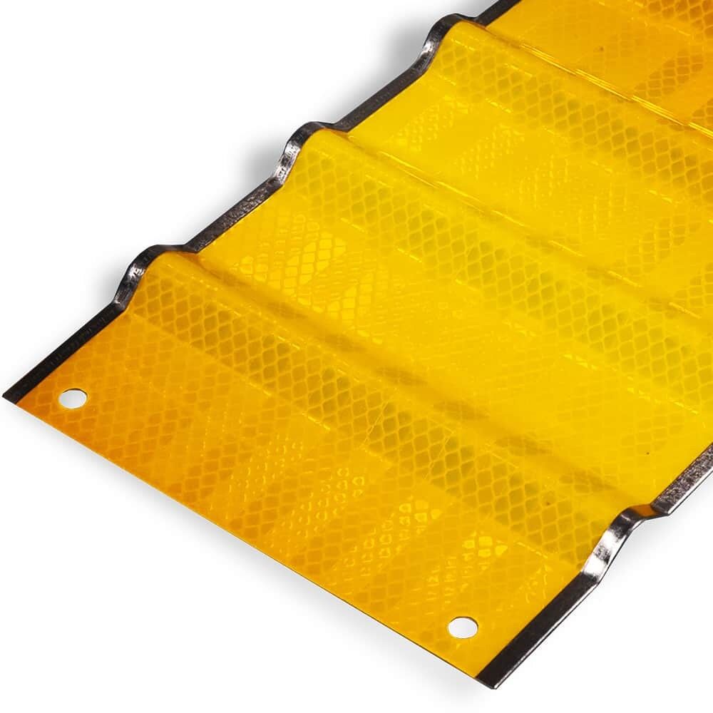 Gelbes 3M Reflex-Profil, Detail mit Wabenreflex und Befestigungsloch