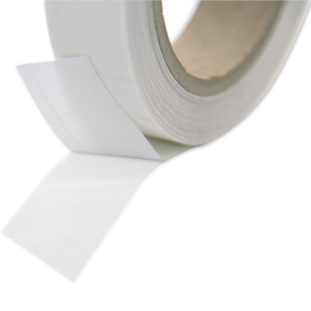 Teilweise abgerollte 3M-Kantenschutzfolie mit Sicht auf Klebeschicht