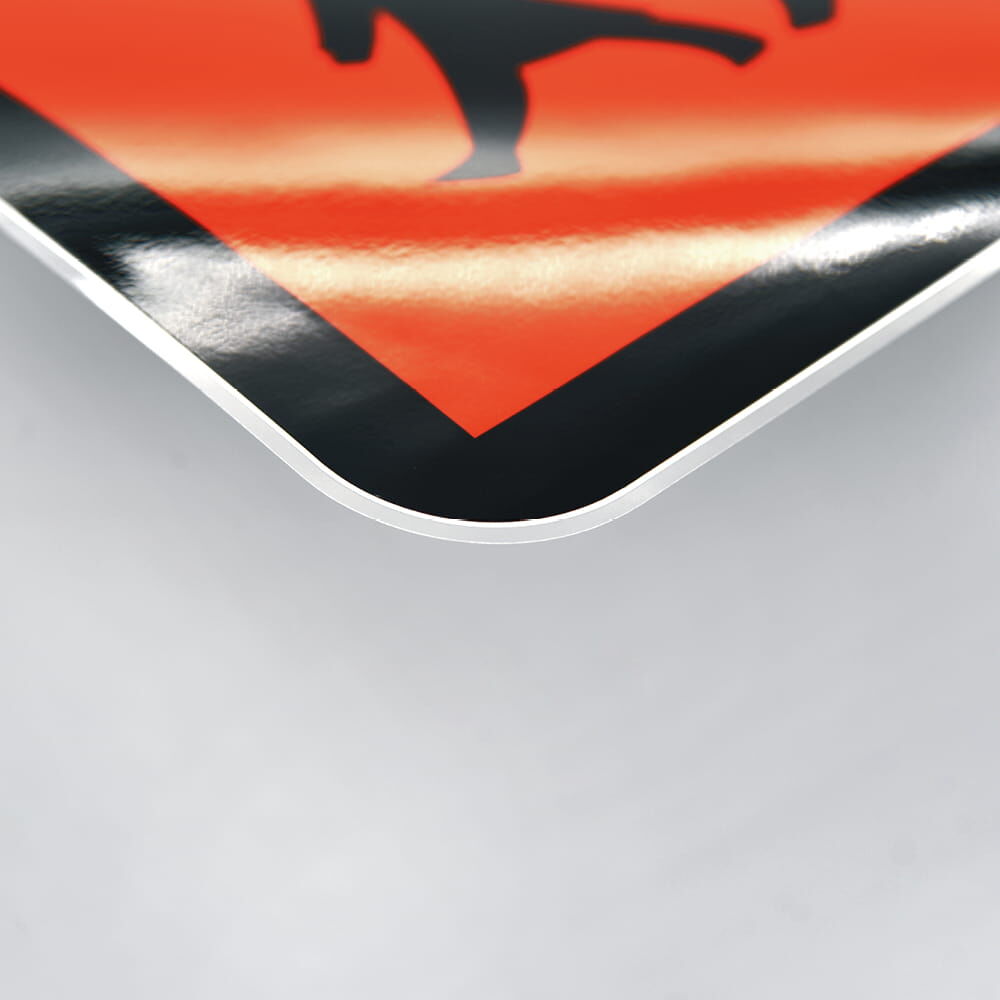 Eckansicht zeigt glänzende Oberfläche und abgerundete Kante des Schilds