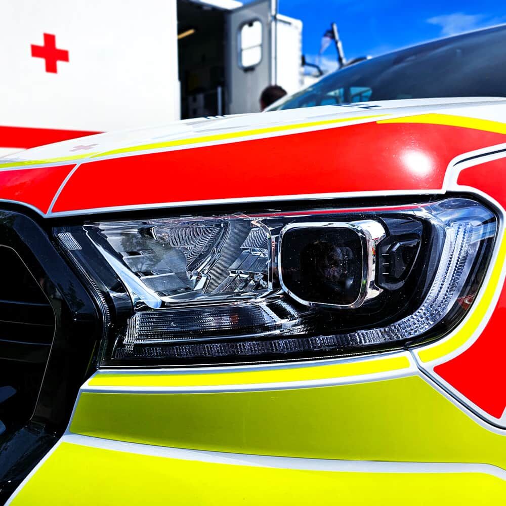 Nahaufnahme Einsatzfahrzeug-Scheinwerfer mit gelb-roter Fluorfolie 7710.