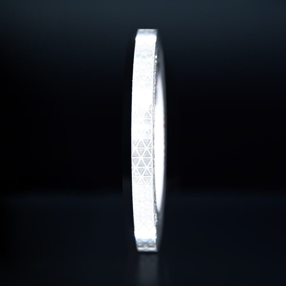 10 mm Rolle Orafol Reflexband 5930MFlex weiß, reflektierend vor dunklem Hintergrund