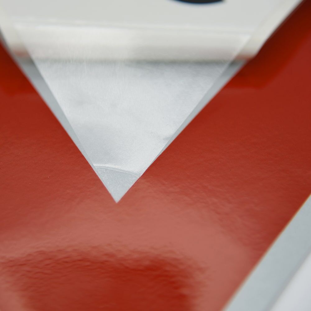 Nahaufnahme Overlayfolie auf Schildoberfläche