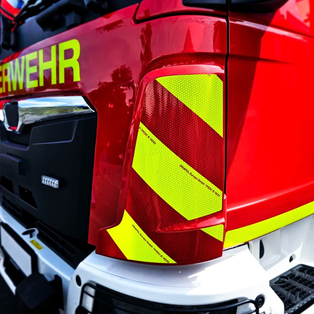 Front eines Einsatzfahrzeug mit VC 612 Streifen rot/fluor-lime, Detailansicht