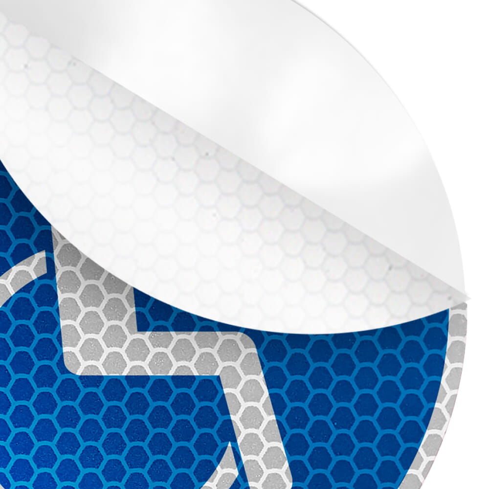 Detailansicht: reflektierende Wabenstruktur des Aufklebers Rollstuhlfahrer