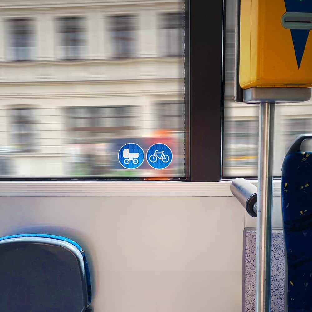 Symbol Kinderwagen als Aufkleber an der Fensterscheibe in einem Bus