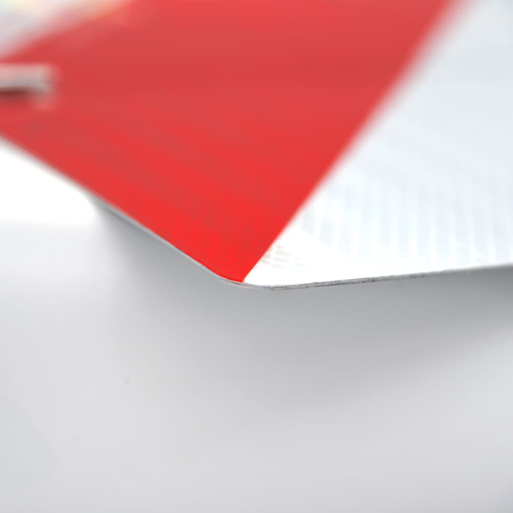 Kantenansicht der Parkwarntafel, Materialstärke und saubere Rundung