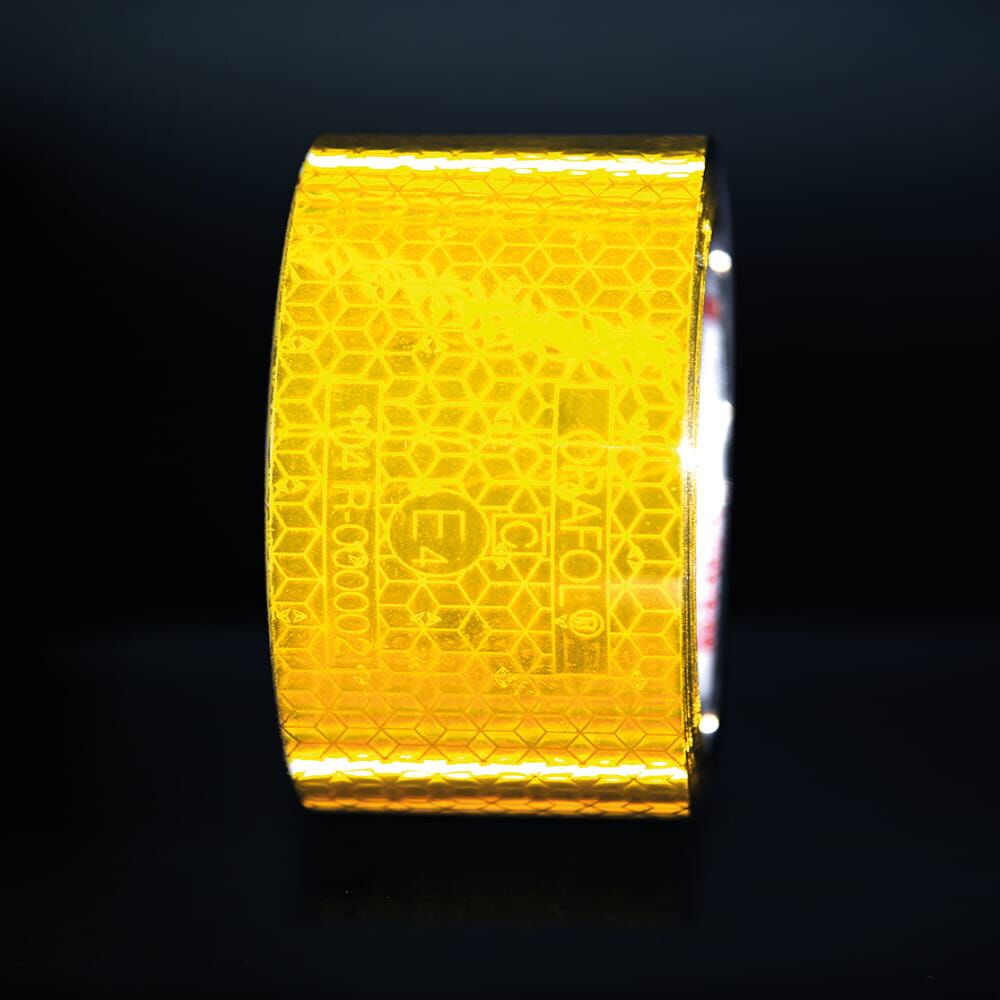 Gelbe Rolle VC 104+ CG reflektiert vor schwarzem Hintergrund
