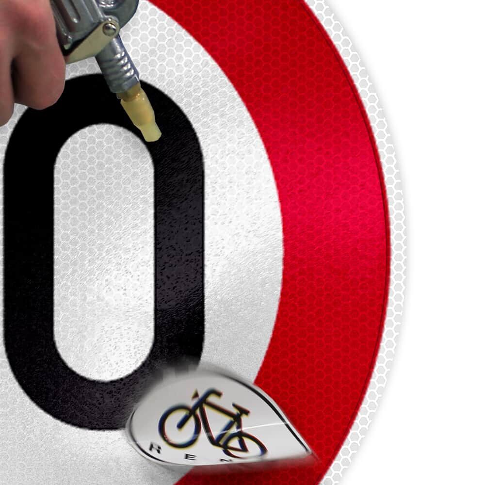 Druckluft löst Aufkleber leicht von Astifol-geschütztem Schild