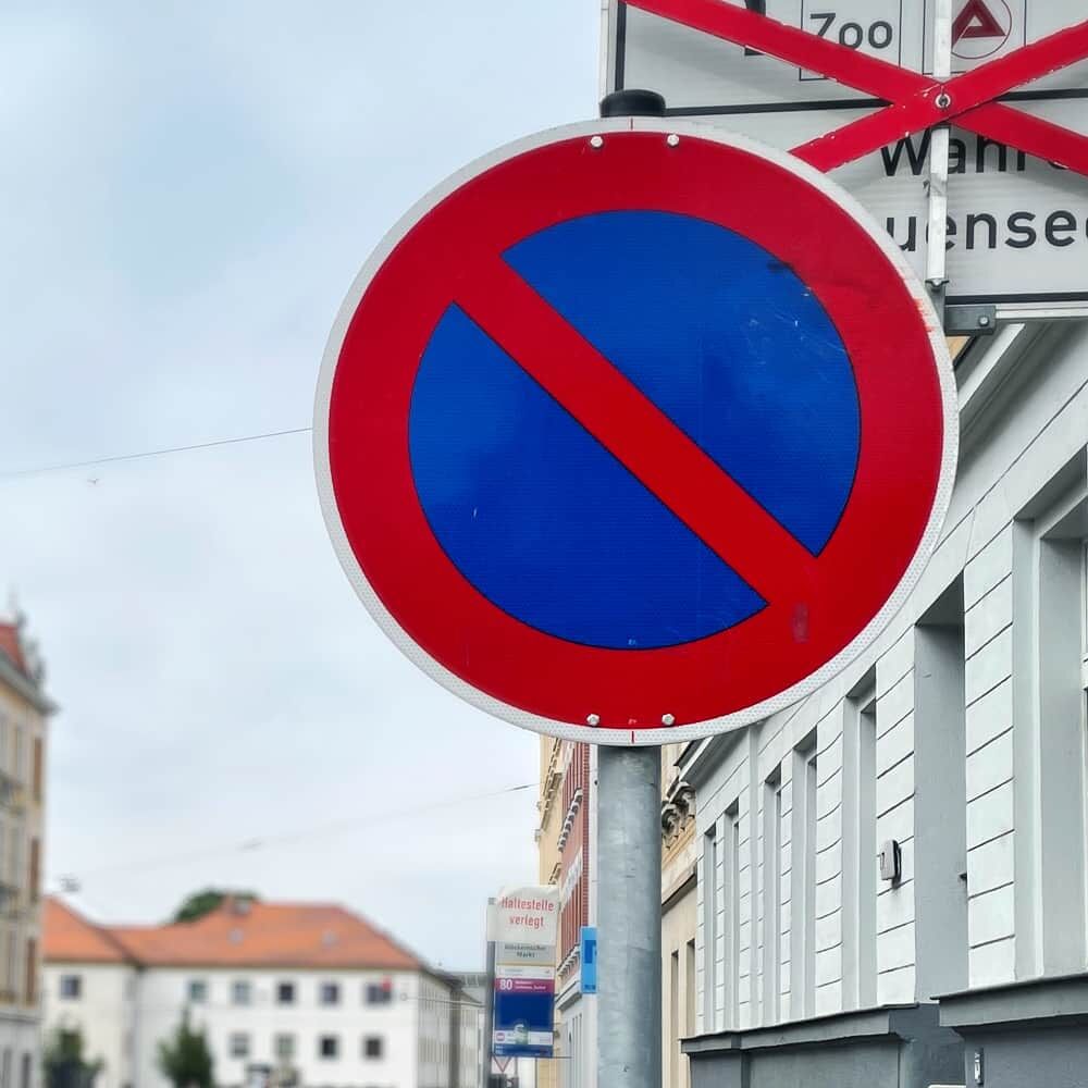 Schild Eingeschränktes Haltverbot im Straßenraum montiert