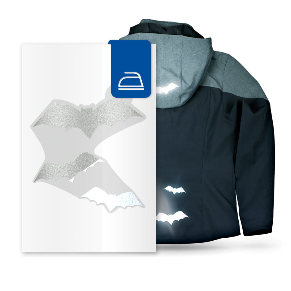 Verpackungs-Foto mit Beispieljacke: Aufbügelfläche und Reflexeffekt der silbernen Fledermäuse