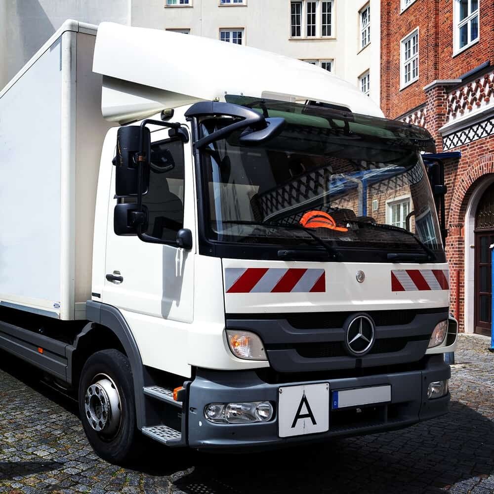 A-Schild klappbar aus Stahlblech, montiert am Lkw-Frontstoßfänger im Stadtverkehr