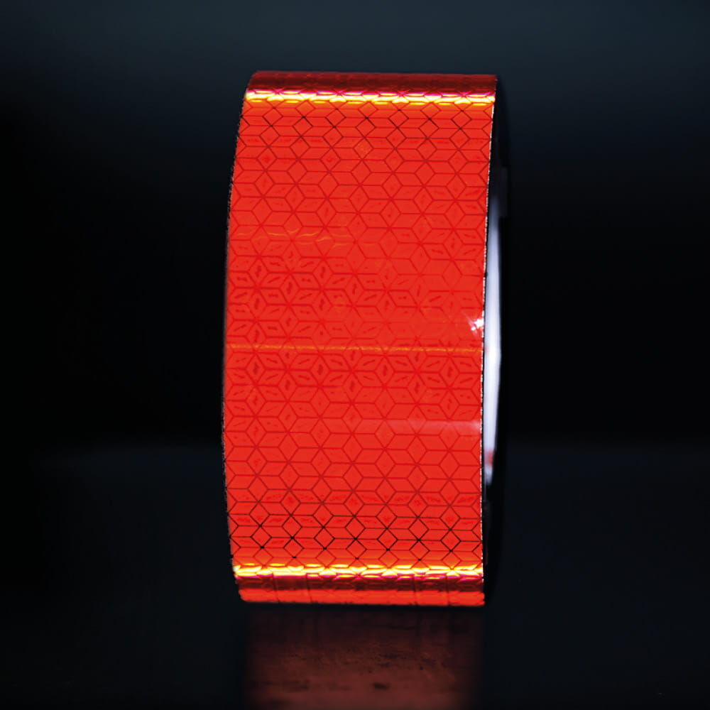 Rote VC104+ RG Rolle 50 mm × 25 m, Reflexeffekt vor dunklem Hintergrund