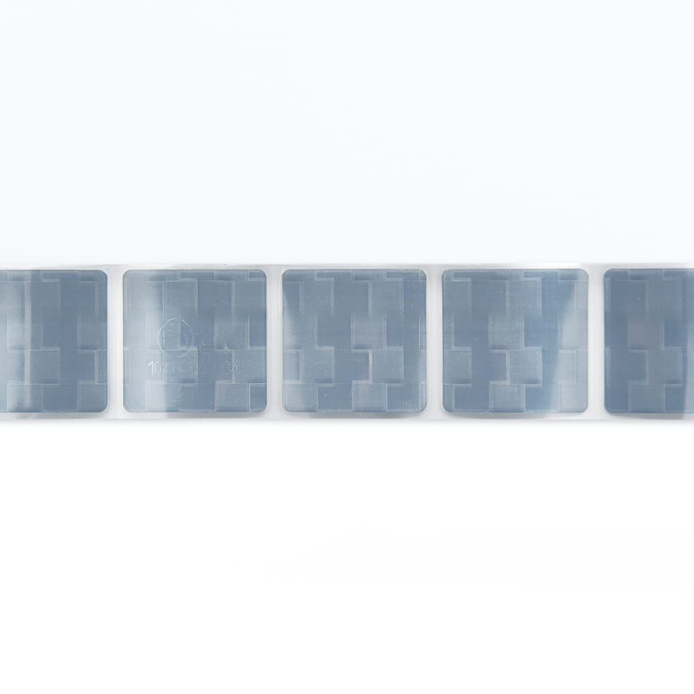 Aufgereihte weiße Konturmarkierungs-Sticker auf weißem Hintergrund