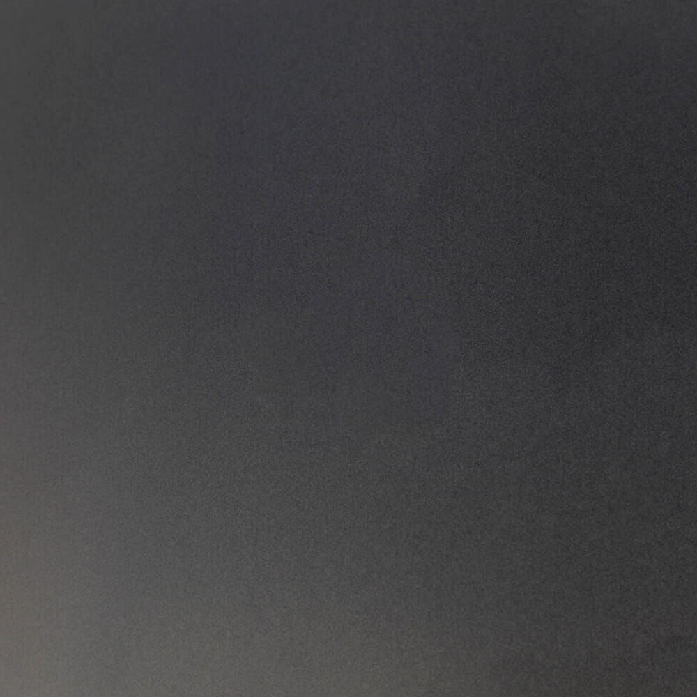 Detailbild der feinkörnigen Folienstruktur der schwarzen Orafol 5710 Reflexfolie