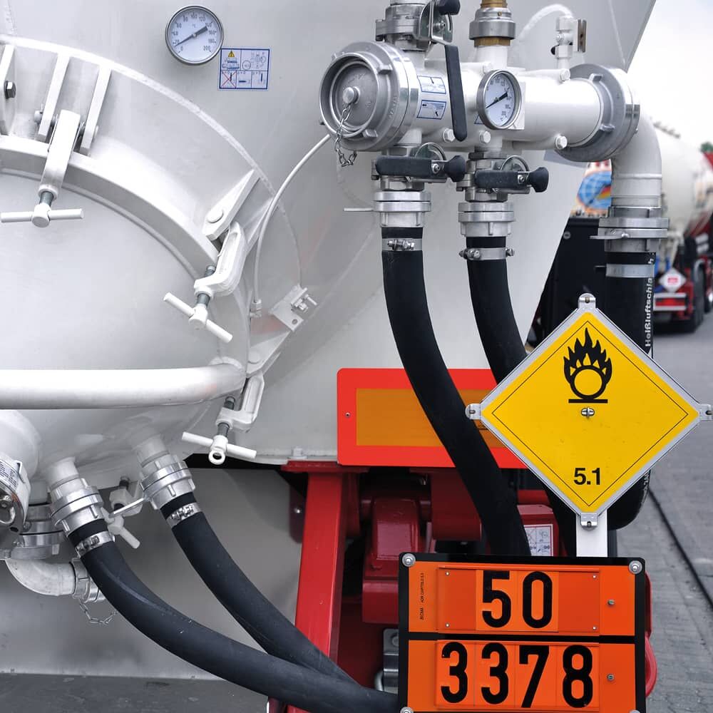 ADR-Tafel mit Gefahrnummer 50 und UN-Nummer 3378 an weißem Tankfahrzeug mit Warnschild.