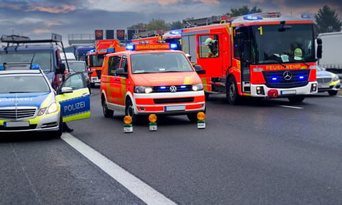 Titelbild Themenseite Einsatzfahrzeuge Das Titelbild der Themenseite Einsatzfahrzeuge zeigt einen Autobahngroßeinsatz von Feuerwehr-, Rettungsdienst- und Polizeifahrzeugen