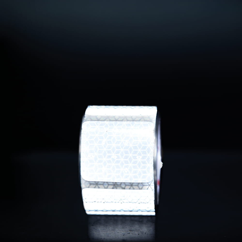 Weiße VC104+ CG Rolle, Segmente reflektieren vor dunklem Hintergrund