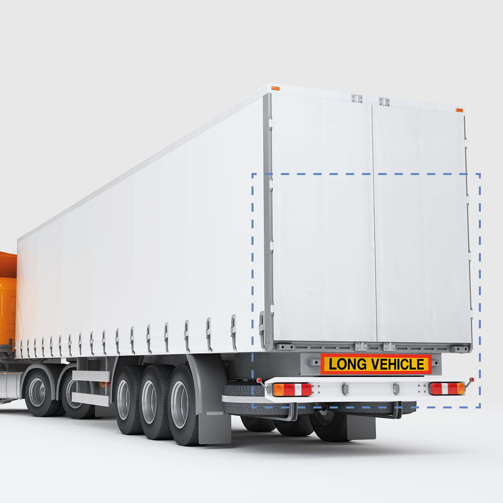 Long Vehicle Tafel am Heck eines weißen Lkw-Anhängers montiert