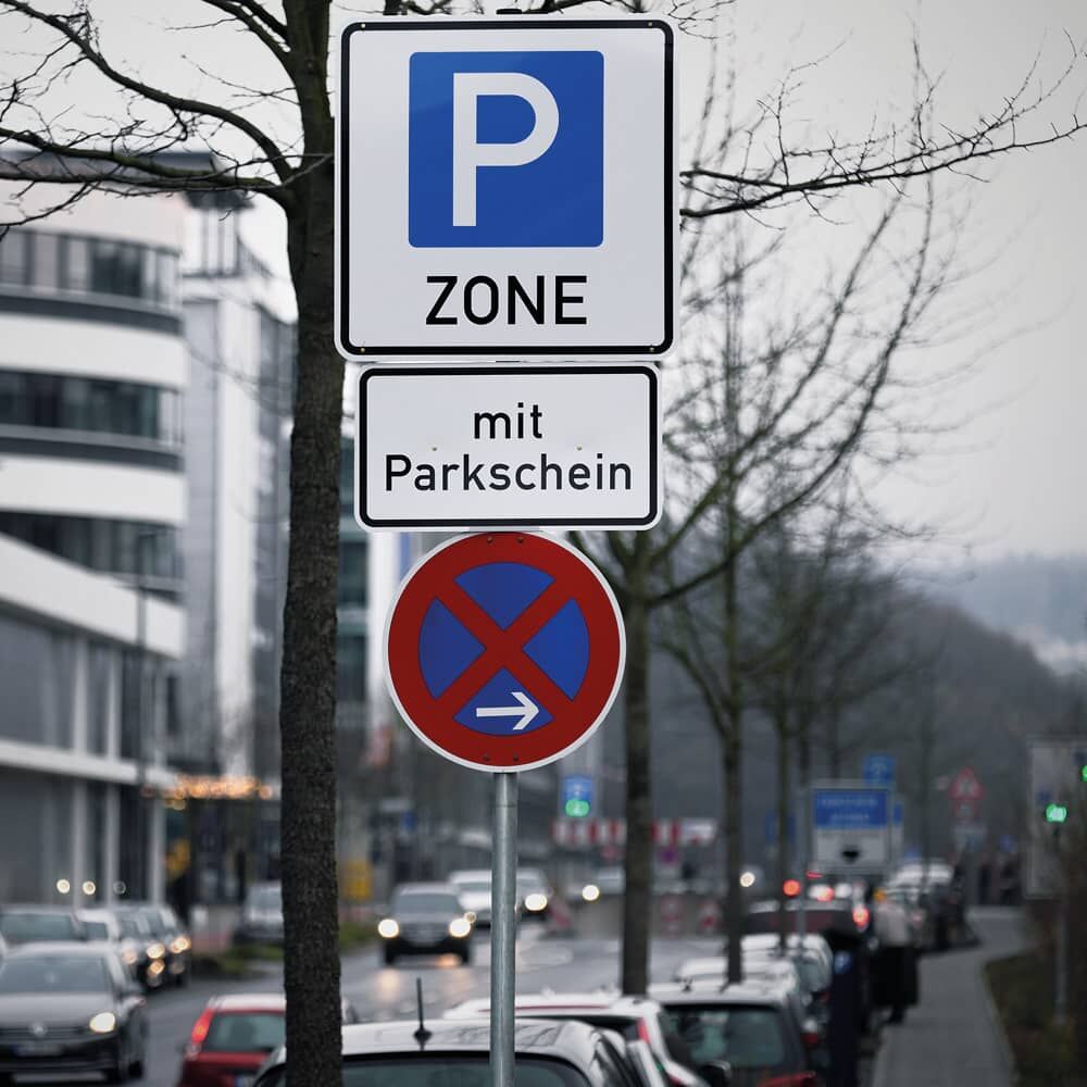 ORALITE 5410 auf „P-Zone mit Parkschein“-Schildern im Stadtverkehr