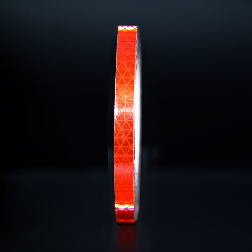 10 mm Rolle Orafol ORALITE Reflexband VC 612 rot, reflektierend vor dunklem Hintergrund