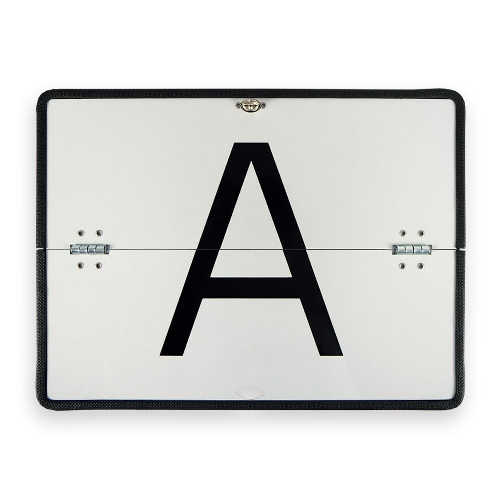 Klappbares A-Schild aus Alu mit schwarzem Kantenschutz, Frontansicht.