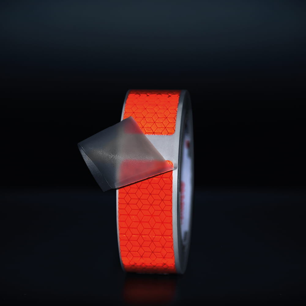 VC170-Gaps in Rot leuchten stark bei Anstrahlung, vor schwarzem Hintergrund