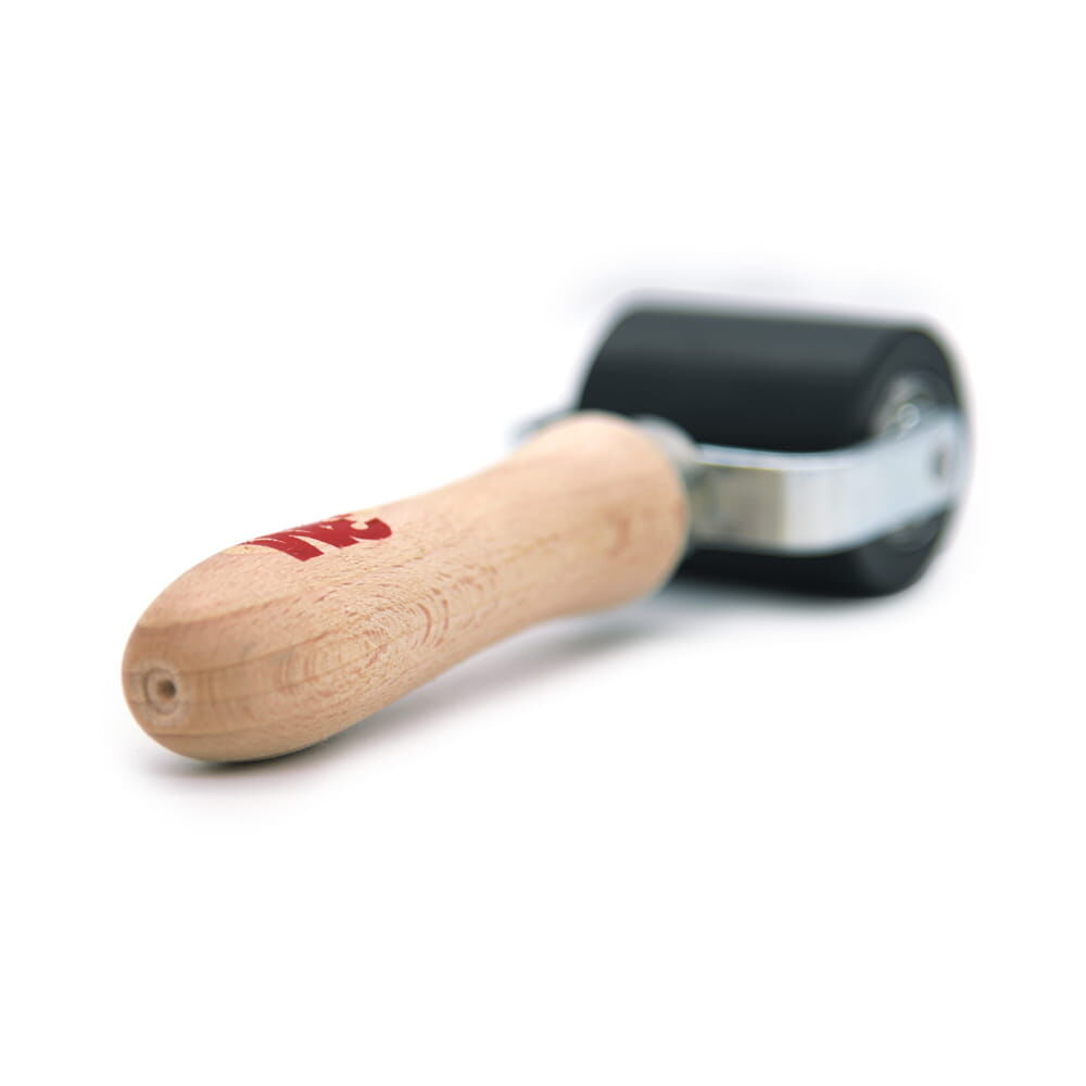 3M Holzgriff mit Fokus auf Griffende, Walze unscharf im Hintergrund