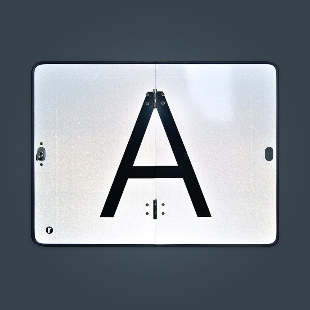 A-Tafel + Kantenschutz, reflektiert nachts auf dunklem Hintergrund.