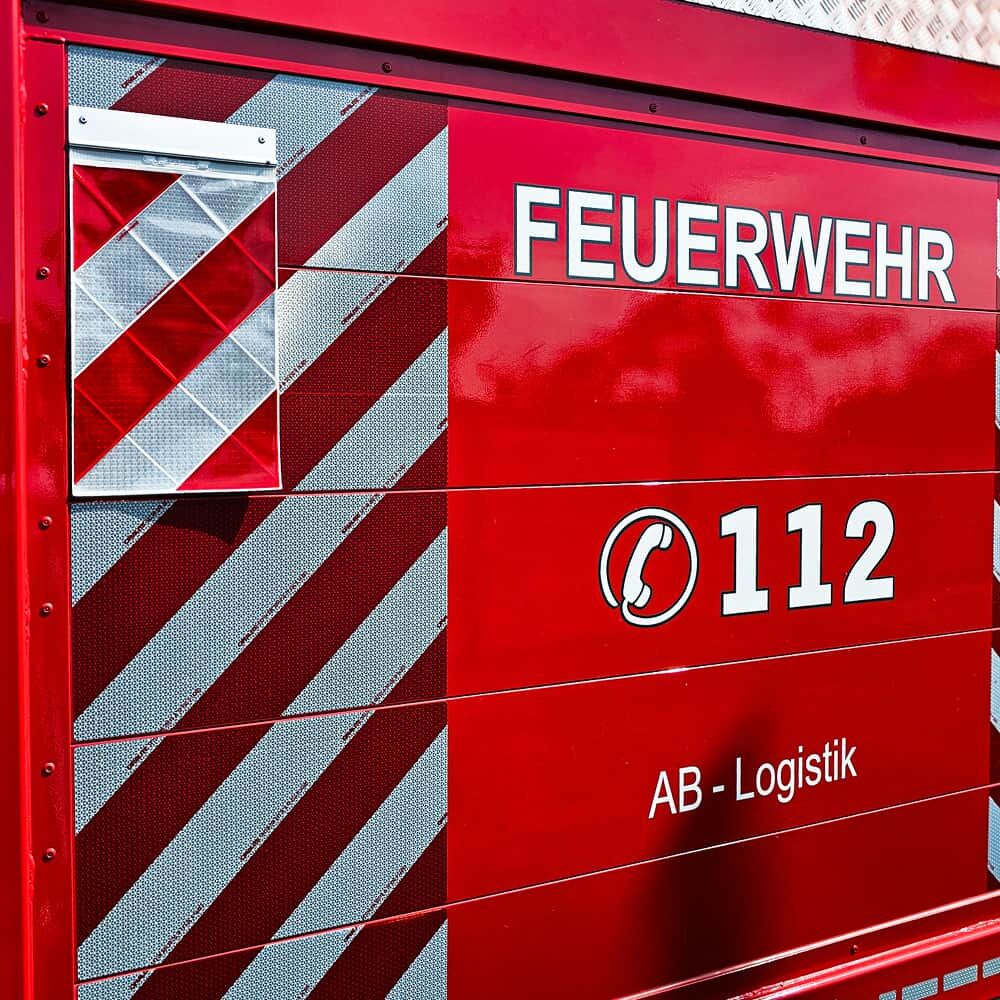 Feuerwehrfahrzeug mit applizierten 5921M Warnmarkierungsstreifen
